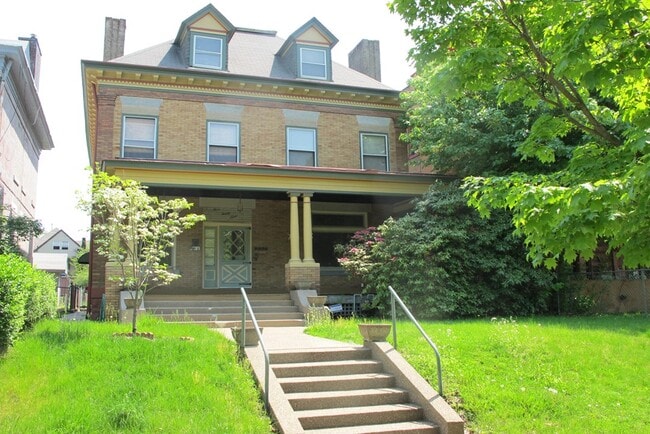 Building Photo - 327 S Pacific Ave