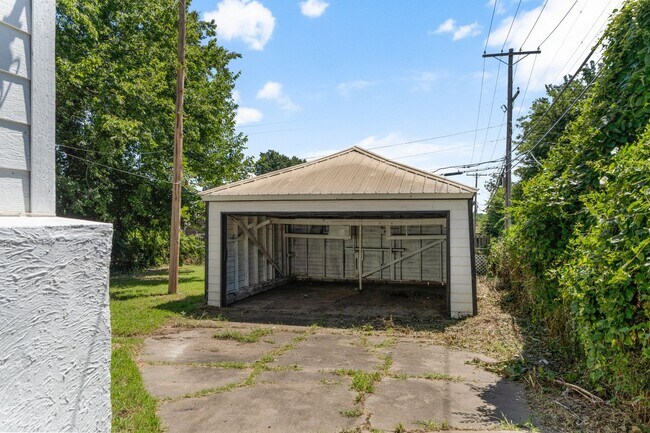 Building Photo - **CHARMING TULSA HOME FOR RENT — ONLY $1,300/MONTH!**