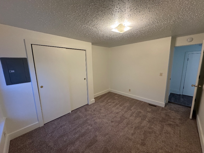 Building Photo - 000 Vine St