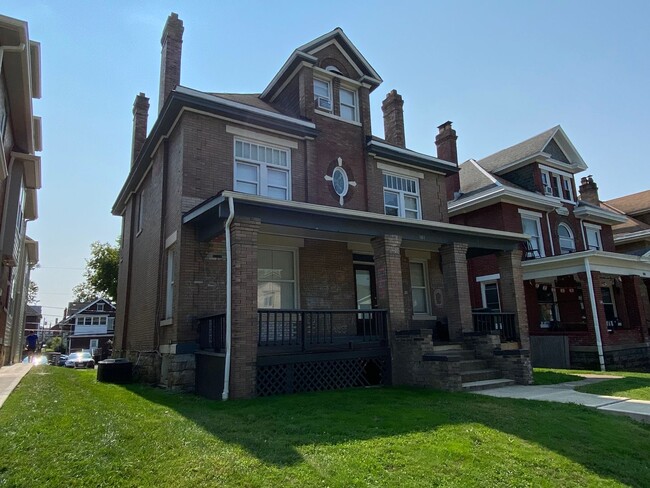 Primary Photo - Central Campus OSU 7 bedroom, 4 Bathroom H...