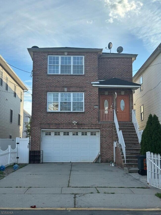 Primary Photo - 1028 Lafayette St