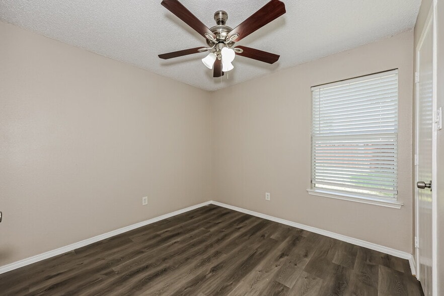 Building Photo - 621 Hollyberry Dr