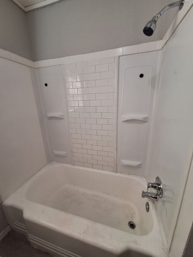 Building Photo - 2 bedroom, 1 bath