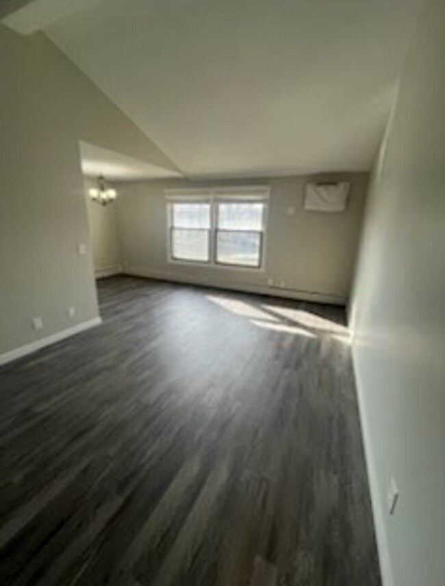 Building Photo - 1 Bedroom Recent Renovation in Hopkins