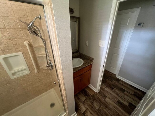 Building Photo - Charming 3BR Rental Featuring Granite Counters & Gas Range
