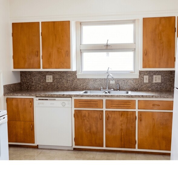 Building Photo - 35759 Glenwood Rd