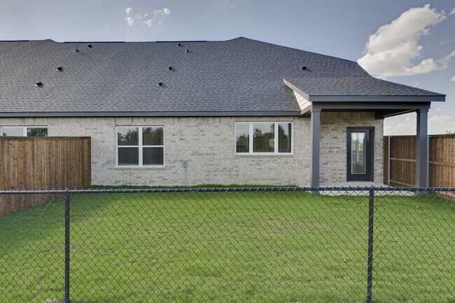 Building Photo - AVAILABLE NOW! EDGEWOOD ESTATES LUXURIOUS TRIPLEX LOCATED ON 1-ACRE LOT IN MIDLOTHIAN, TX!
