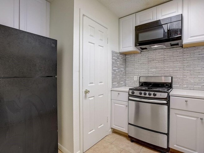 Building Photo - 711 W 21st St