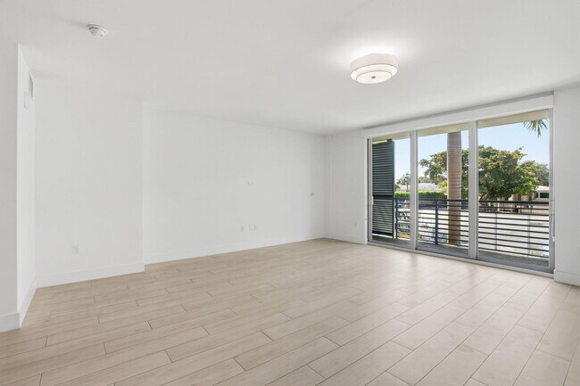 Building Photo - 111 SE 1st Ave