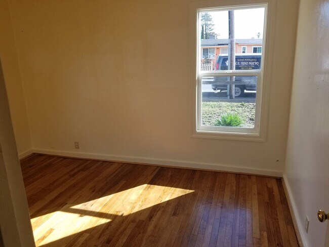 Building Photo - Old School Charm!  Huge Backyard!  Close t...