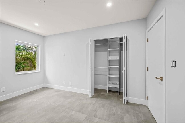 Building Photo - 828 NE 17th Way
