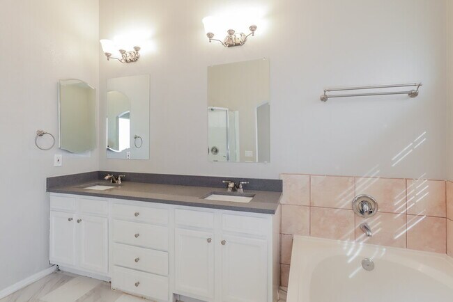 Building Photo - 10132 E Paseo San Bernardo