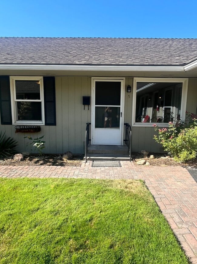 Building Photo - 130 SW Canyon Dr
