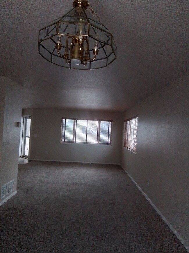 Building Photo - 4 bedroom: Super Clean with new carpet and...