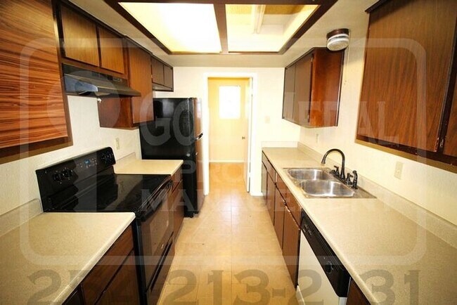 Building Photo - 2002 Sherman Dr