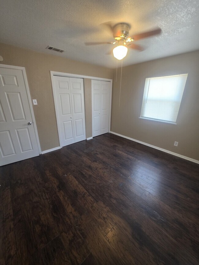 Building Photo - 711 Ruby Dr
