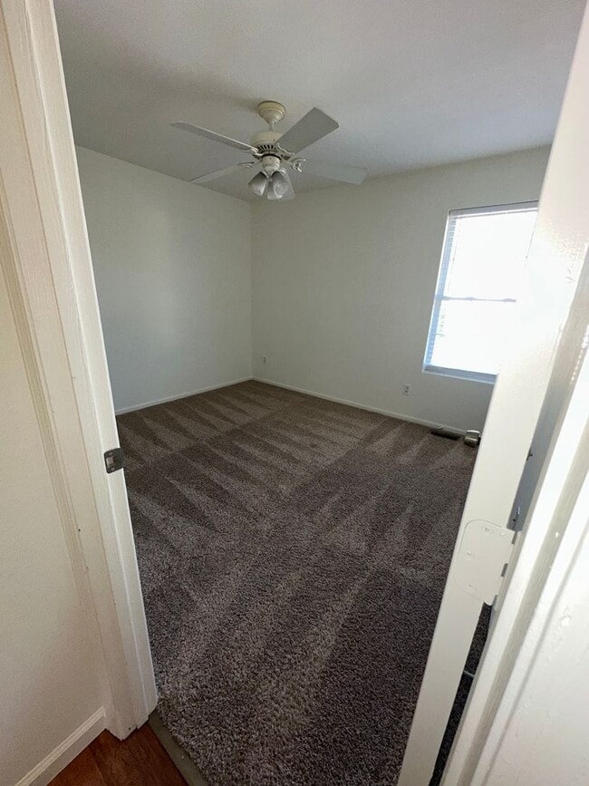 Building Photo - 5 Grn Mdws Rd