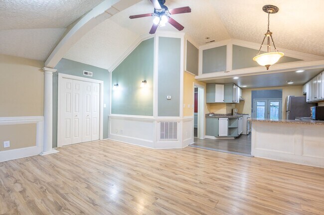 Building Photo - Cozy 3 BR/2 BA Single-Family Home in Halet...