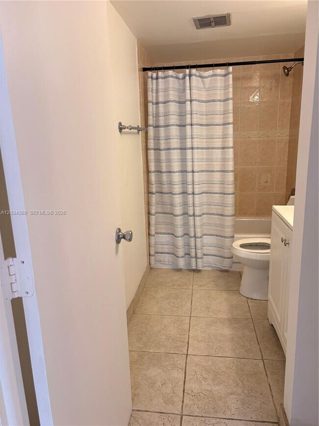 Building Photo - 4154 Inverrary Dr