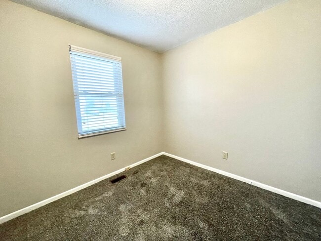 Building Photo - Large 3 bedroom + Large Bonus Room for Rent!