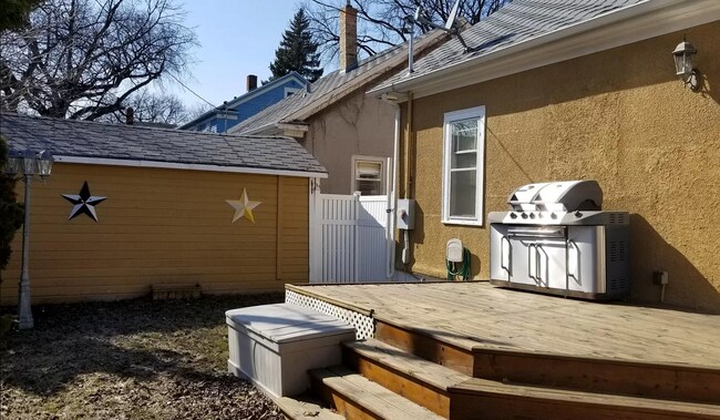 Building Photo - 814 11th Ave N