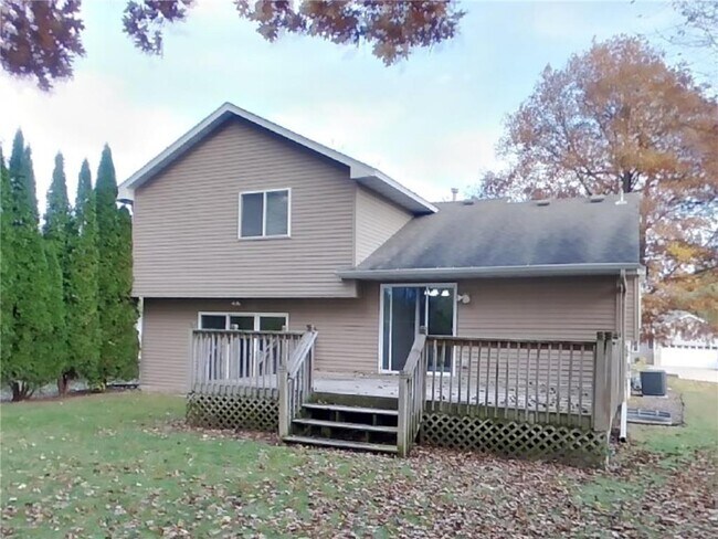 Building Photo - 2661 Oak Ridge Dr