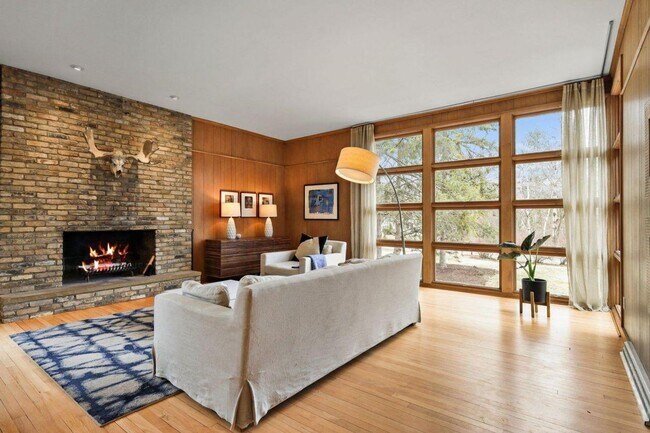 Building Photo - Mid-Century Home