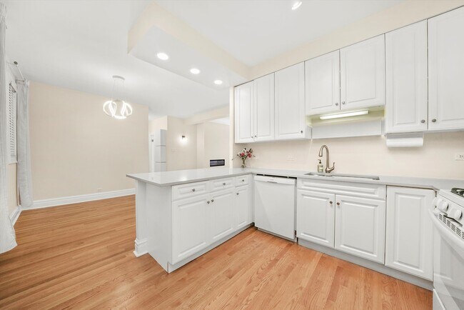 Building Photo - 7639 N Eastlake Terrace