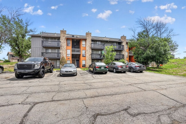 Building Photo - 7601 Hillcrest Rd