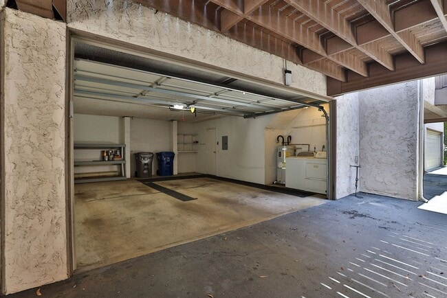 Building Photo - 8750 Villa La Jolla Dr