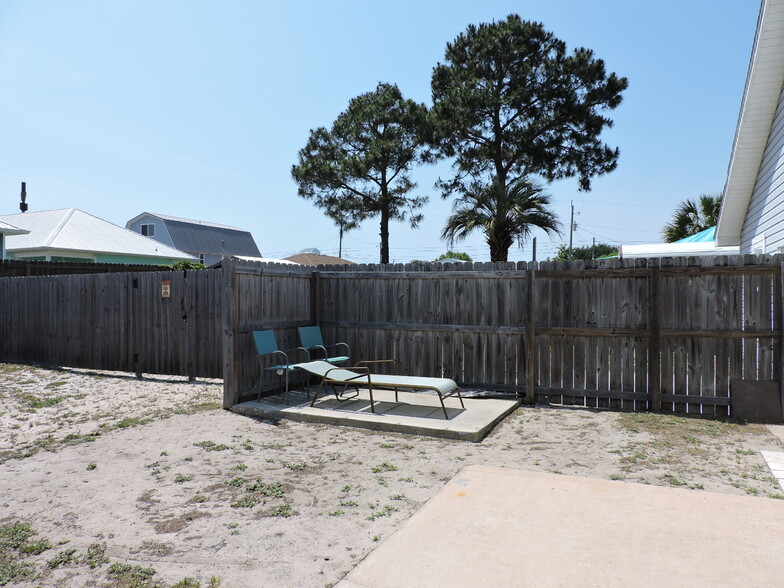 Building Photo - 5931 Pinetree Ave