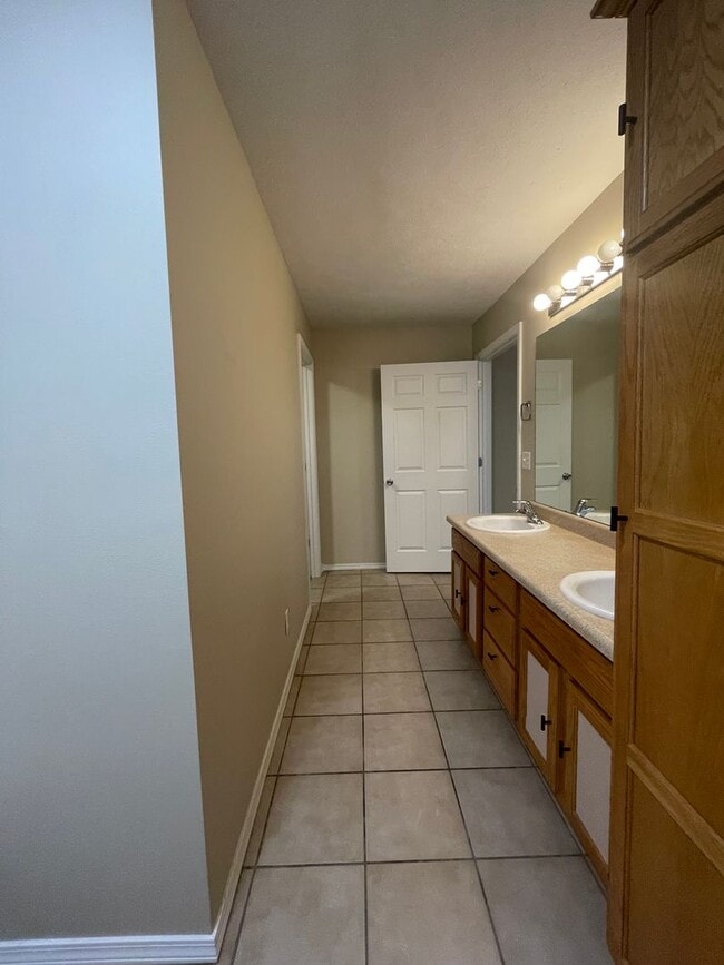 Building Photo - Executive Rental in Willard School District