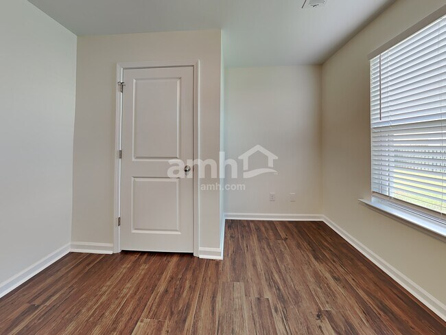 Building Photo - 67 Hogan Dr