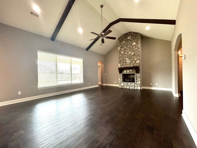 Building Photo - Gorgeous Home with Vaulted Ceilings and La...