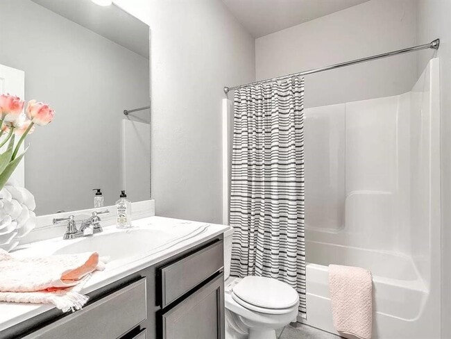 Building Photo - Very Nice 4 bedroom 2 bath home in Guthrie...