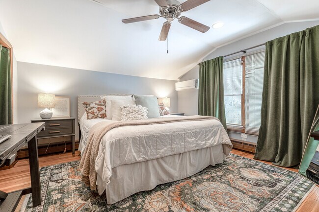 Building Photo - 3 Lakeview Dr