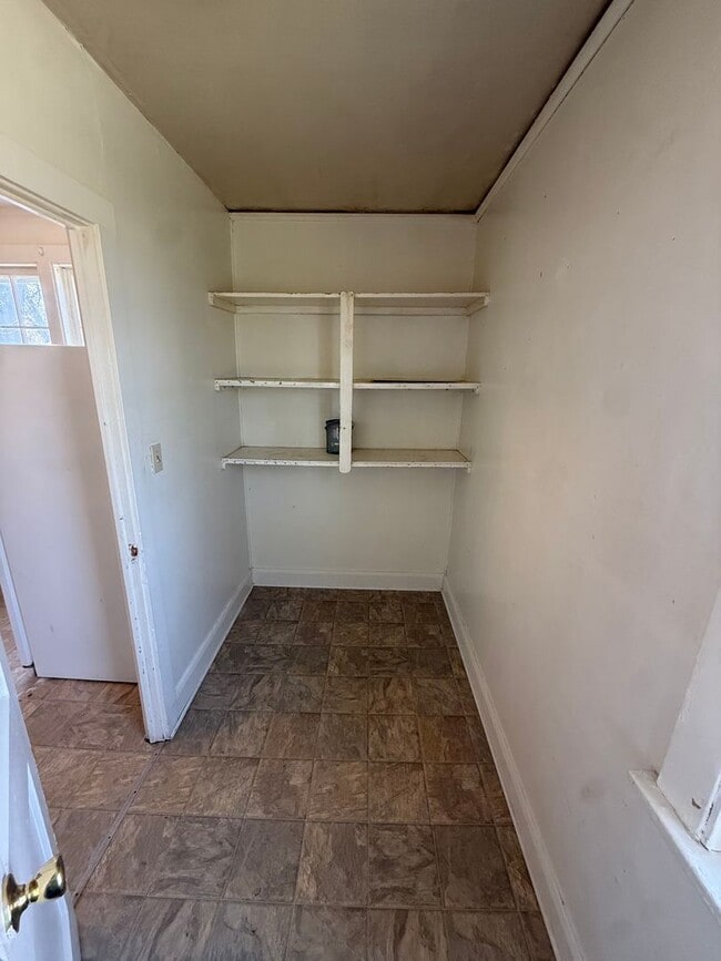 Building Photo - 2BD Pet Friendly Near Trooper Gate