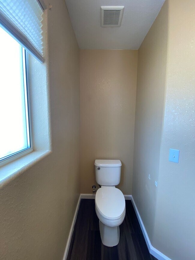 Building Photo - COUNTRY PLACE II U3 - Bluebird Avenue