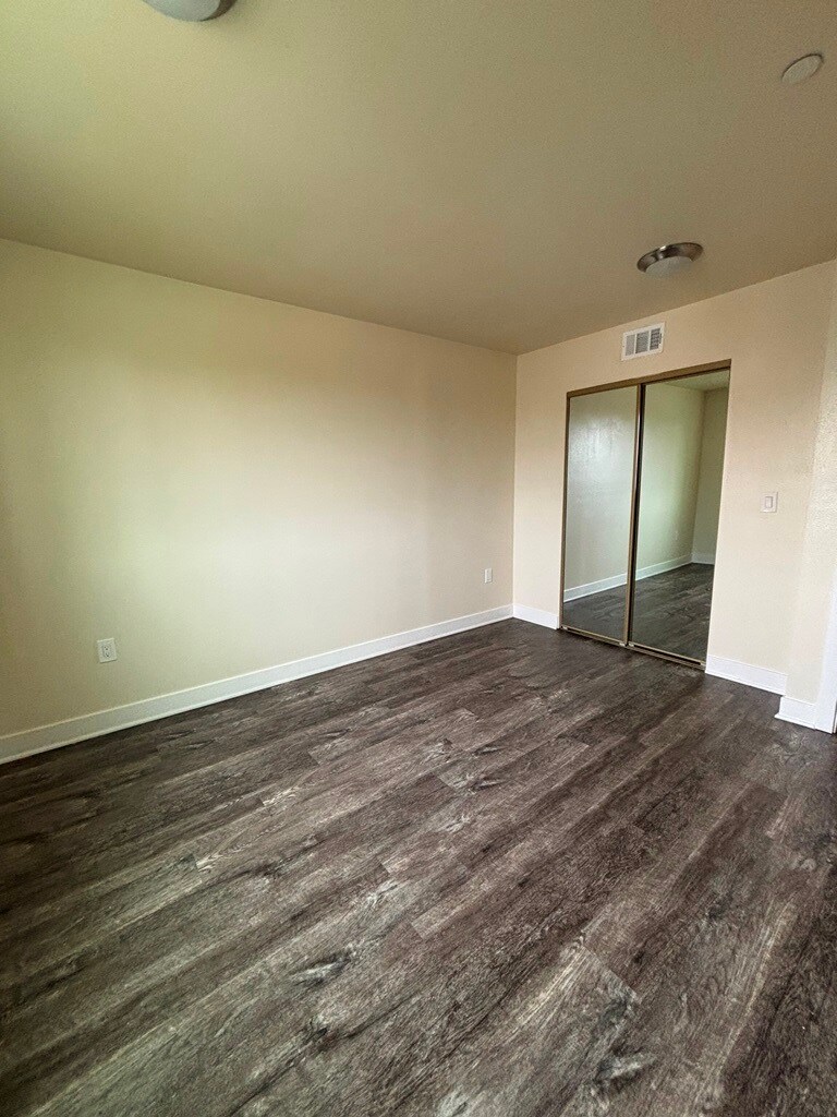 Building Photo - 7710 S Hoover St