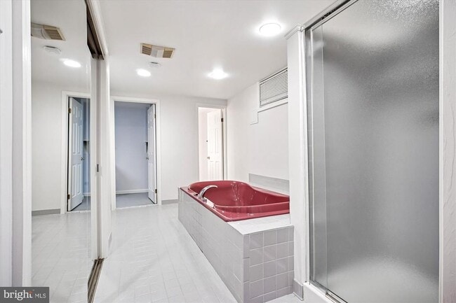 Building Photo - 4623 University Dr