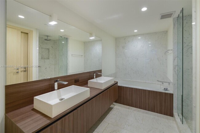 Building Photo - 1000 Brickell Plaza