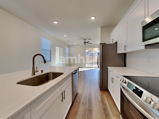 Building Photo - 854 English Primrose St