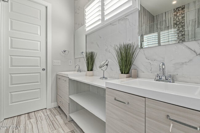 Building Photo - 8302 E Heatherbrae Ave