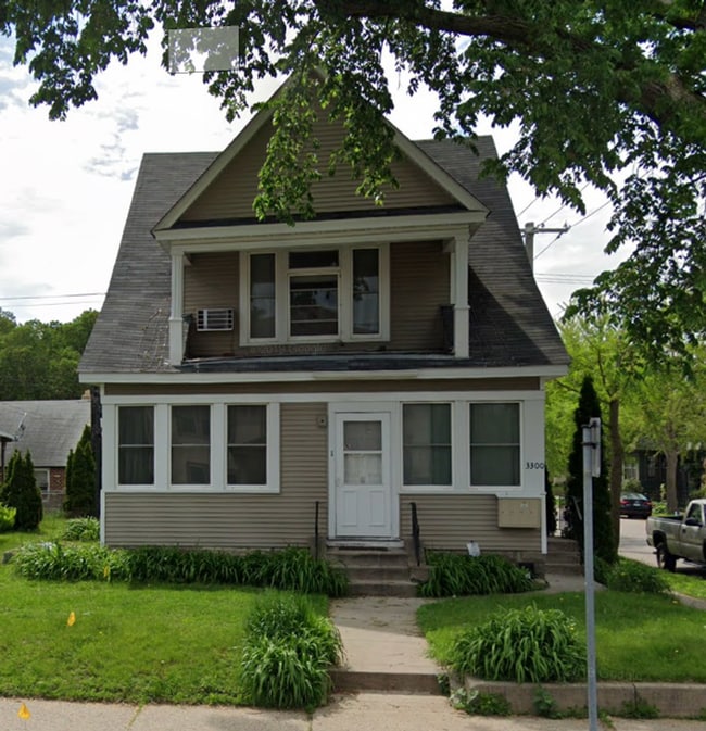 Building Photo - 1 Bedroom Unit with Garage Space - AVAILABLE NOW!