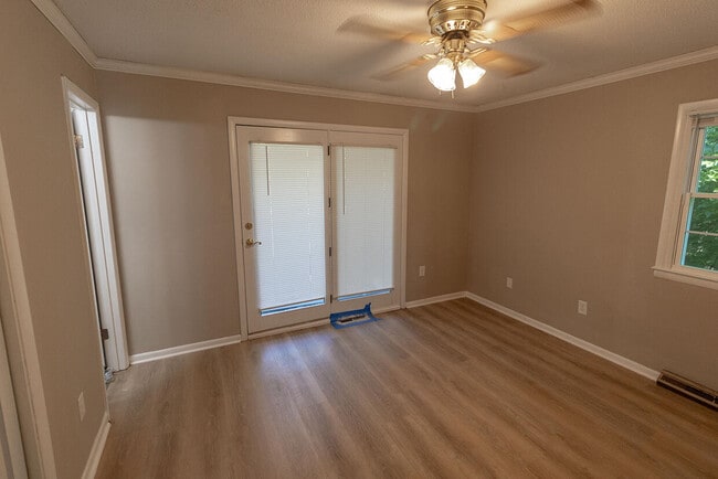 Building Photo - 3006 Lynnwood Dr