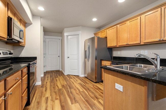 Building Photo - 4 bedrooms 2.5 bath, fenced backyard, AC, ...
