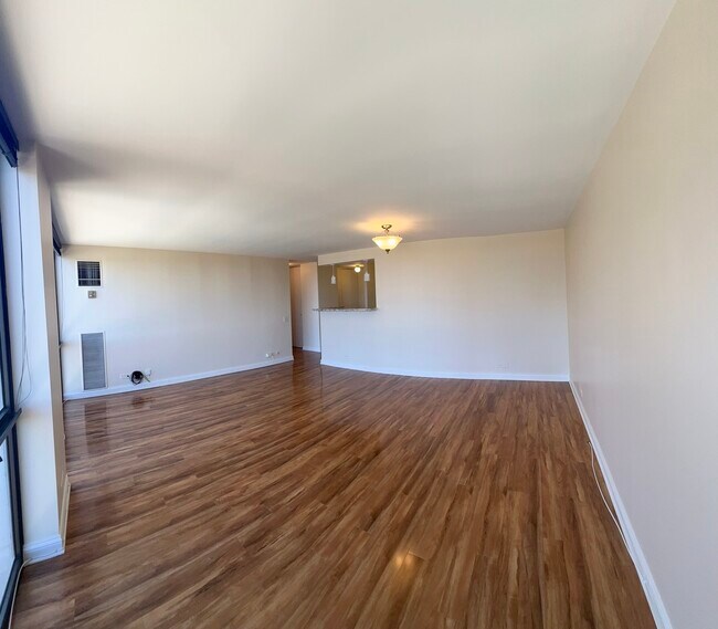 Building Photo - 4343 N Clarendon Ave