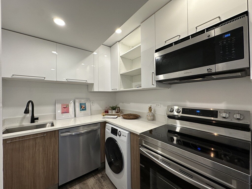 Building Photo - 941 W Carmen Ave