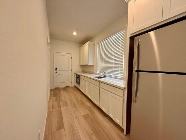 Building Photo - 4 BED 3.5 BATH 2 CAR GARAGE HOME w/ LOFT, ...