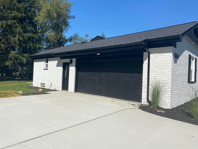 Building Photo - 18661 Laurel Dr